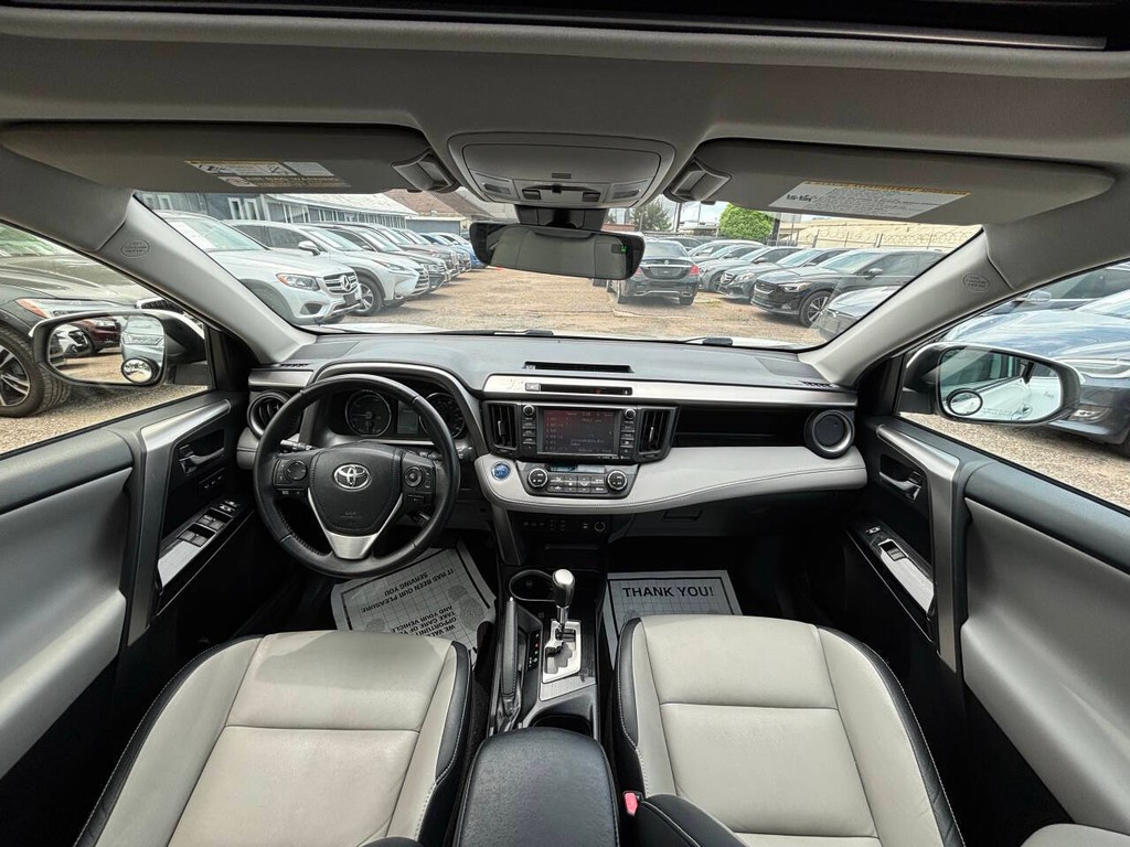 Toyota RAV4 Hybrid Vehicle Full-screen Gallery Image 20