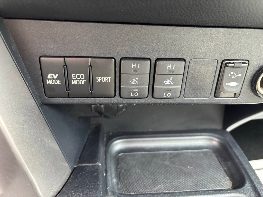Toyota RAV4 Hybrid Vehicle Full-screen Gallery Image 24