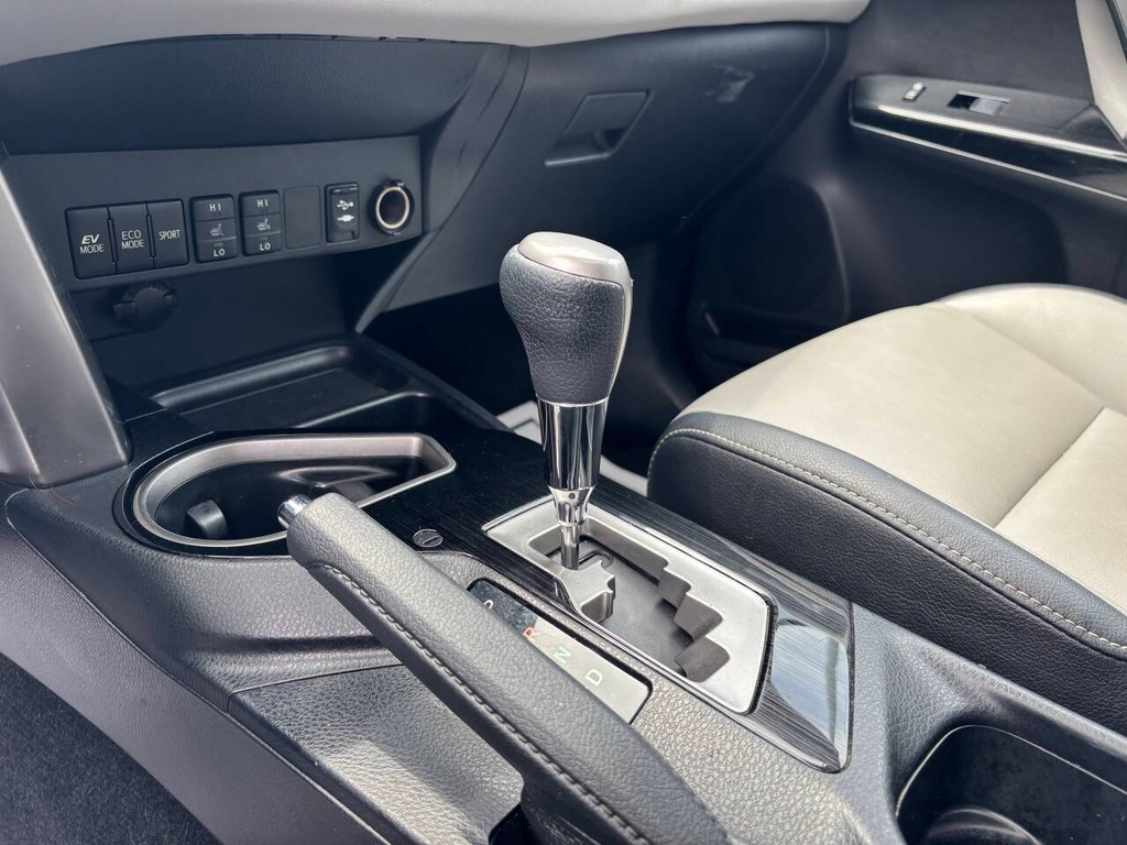 Toyota RAV4 Hybrid Vehicle Full-screen Gallery Image 25
