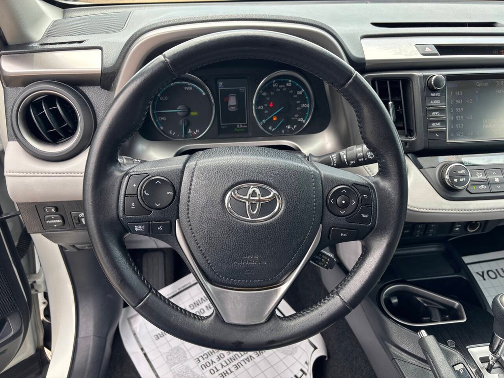 Toyota RAV4 Hybrid Vehicle Full-screen Gallery Image 26