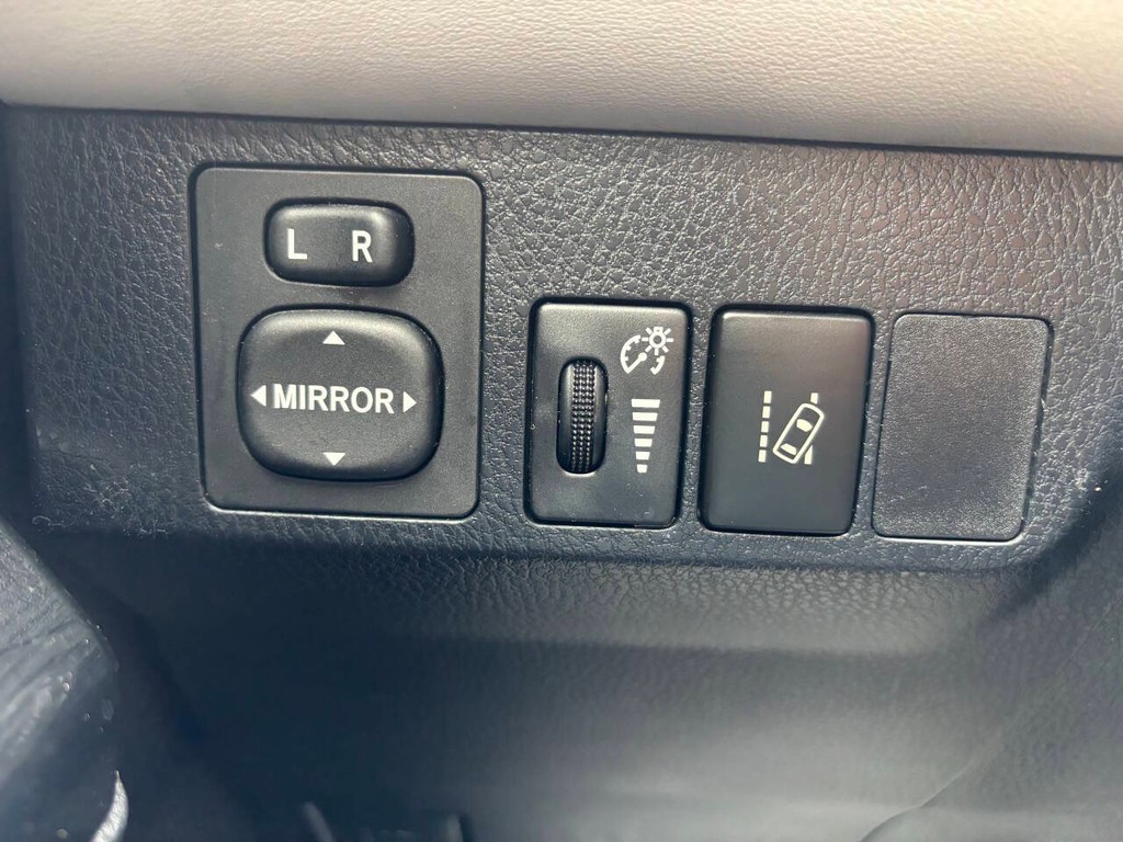 Toyota RAV4 Hybrid Vehicle Full-screen Gallery Image 28