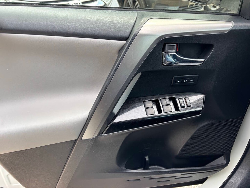 Toyota RAV4 Hybrid Vehicle Full-screen Gallery Image 29