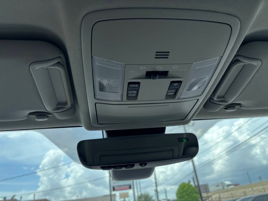 Toyota RAV4 Hybrid Vehicle Full-screen Gallery Image 30
