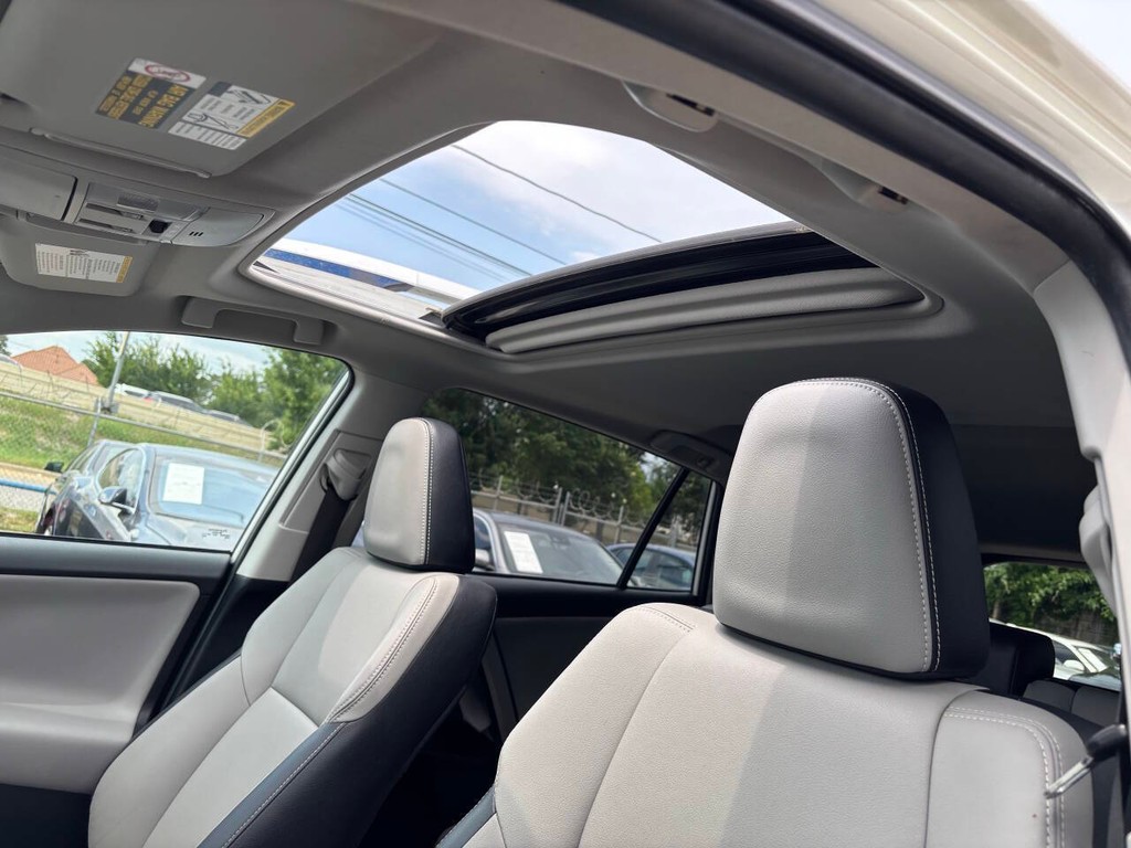 Toyota RAV4 Hybrid Vehicle Full-screen Gallery Image 31