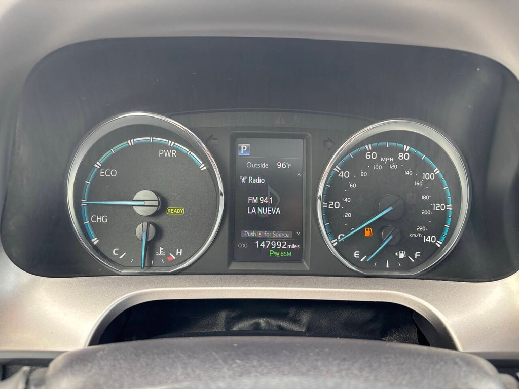 Toyota RAV4 Hybrid Vehicle Full-screen Gallery Image 32