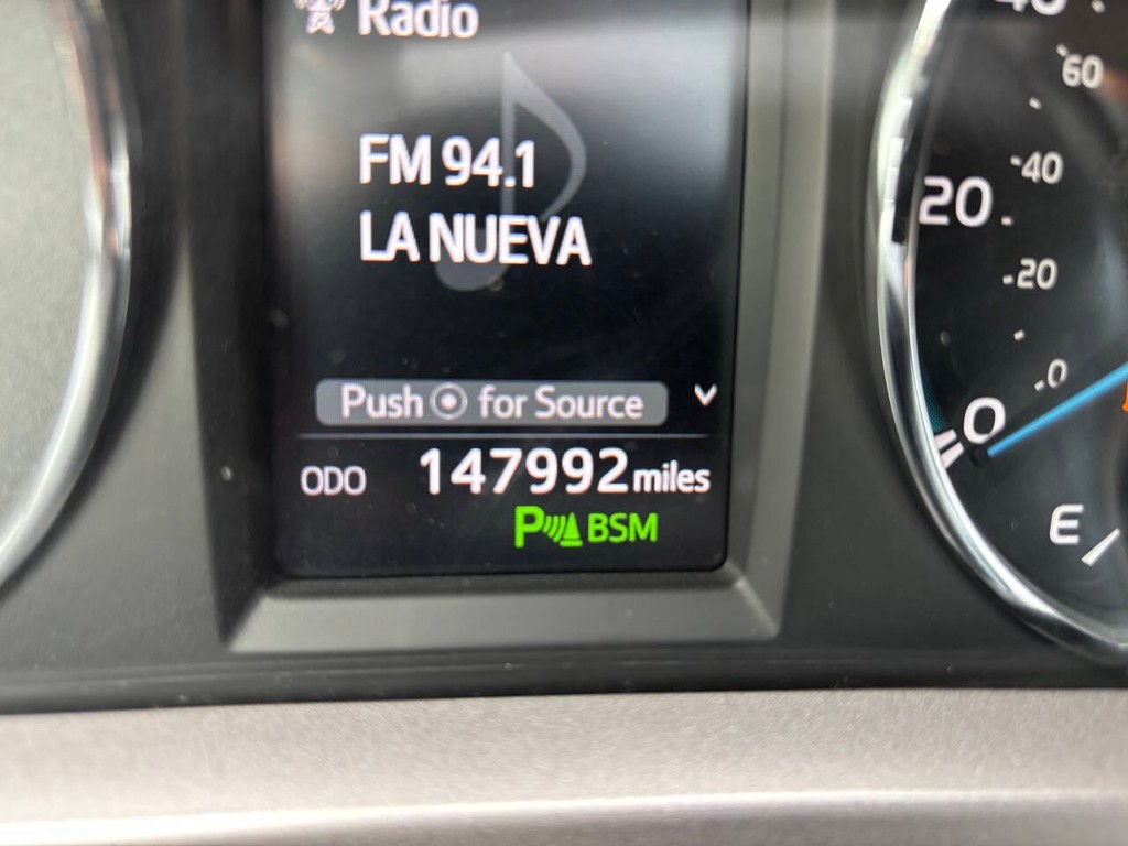 Toyota RAV4 Hybrid Vehicle Full-screen Gallery Image 33