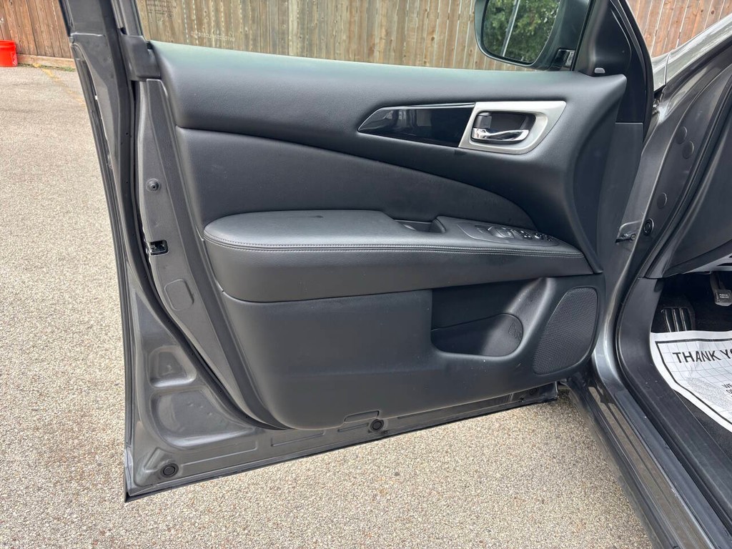 Nissan Pathfinder Vehicle Full-screen Gallery Image 10
