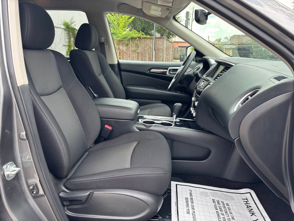 Nissan Pathfinder Vehicle Full-screen Gallery Image 12