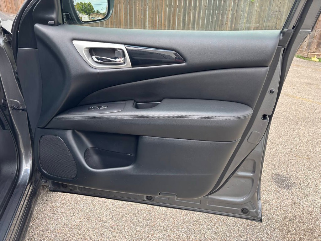 Nissan Pathfinder Vehicle Full-screen Gallery Image 13