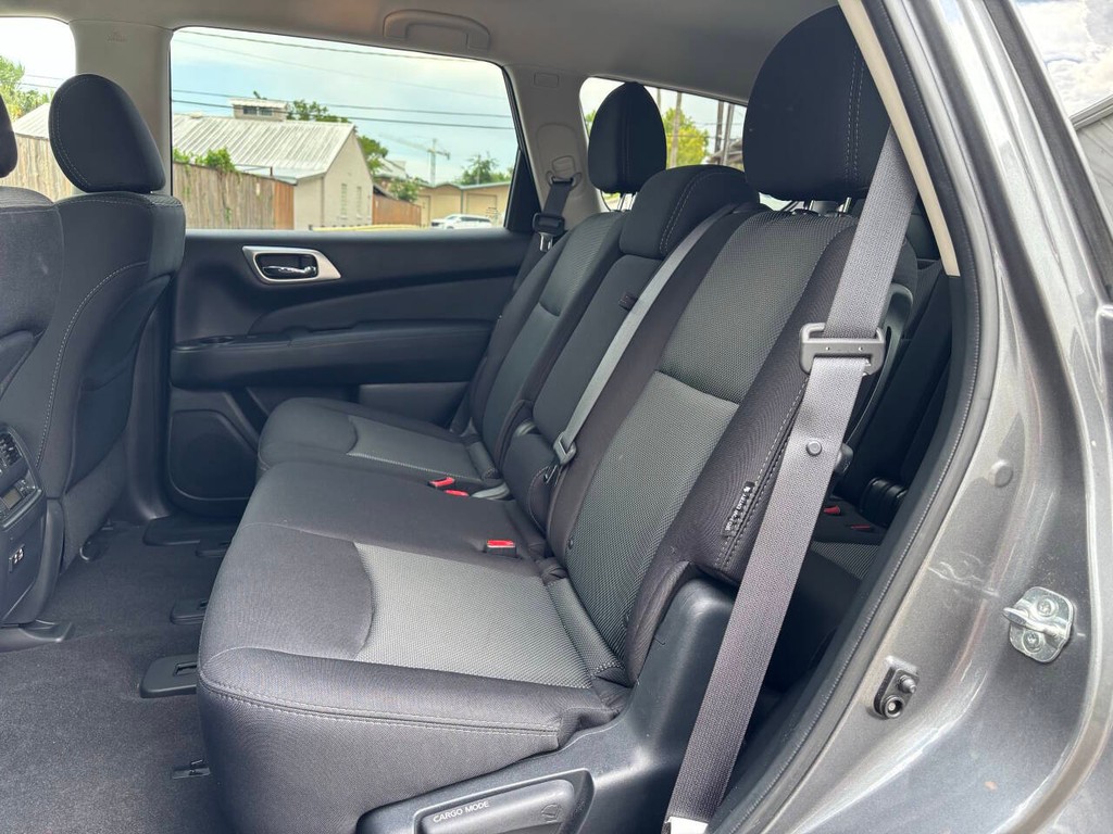 Nissan Pathfinder Vehicle Full-screen Gallery Image 14