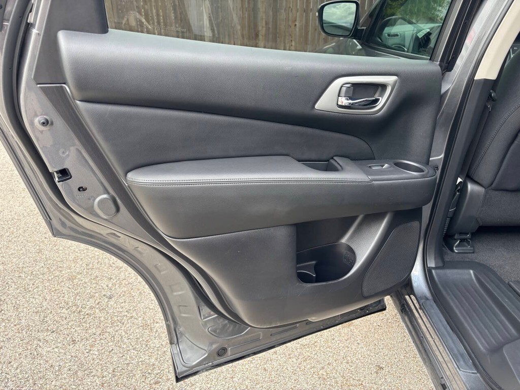 Nissan Pathfinder Vehicle Full-screen Gallery Image 15