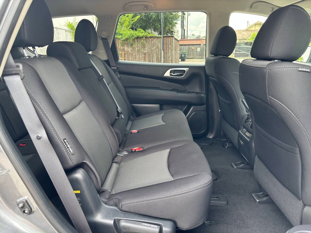 Nissan Pathfinder Vehicle Full-screen Gallery Image 16