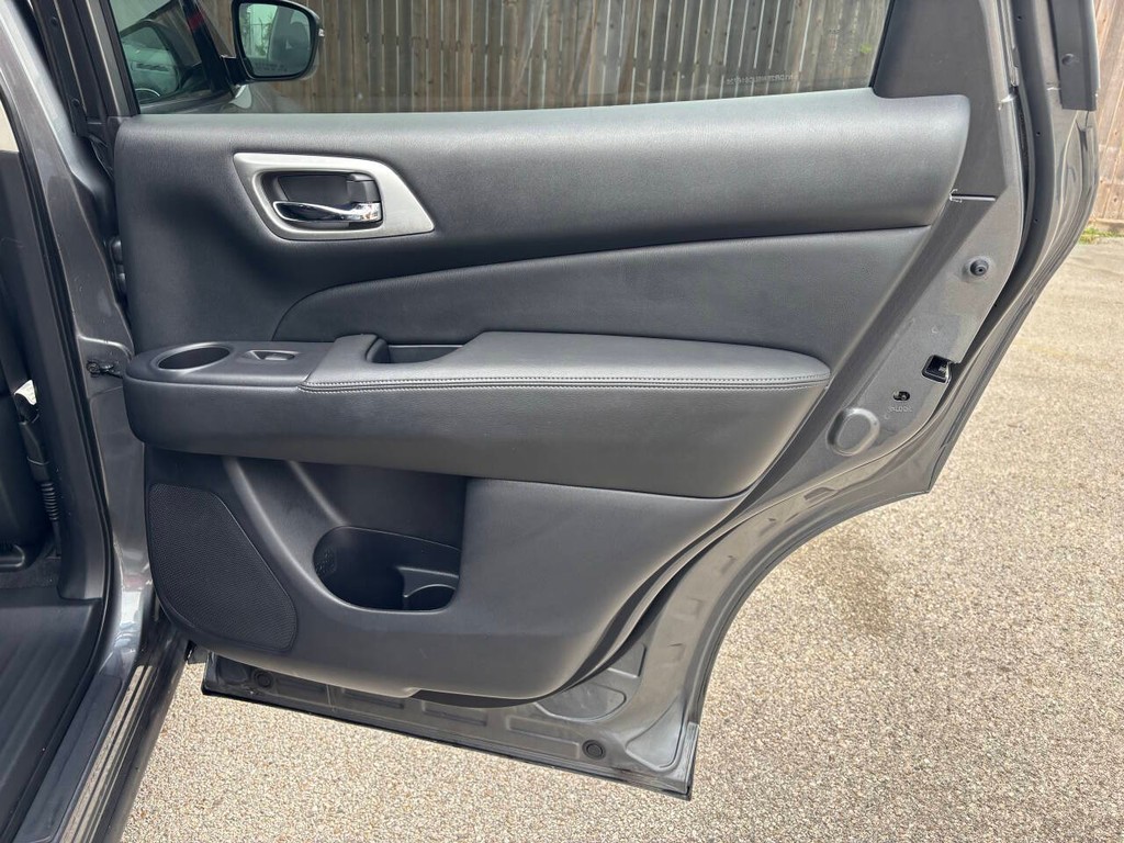 Nissan Pathfinder Vehicle Full-screen Gallery Image 17