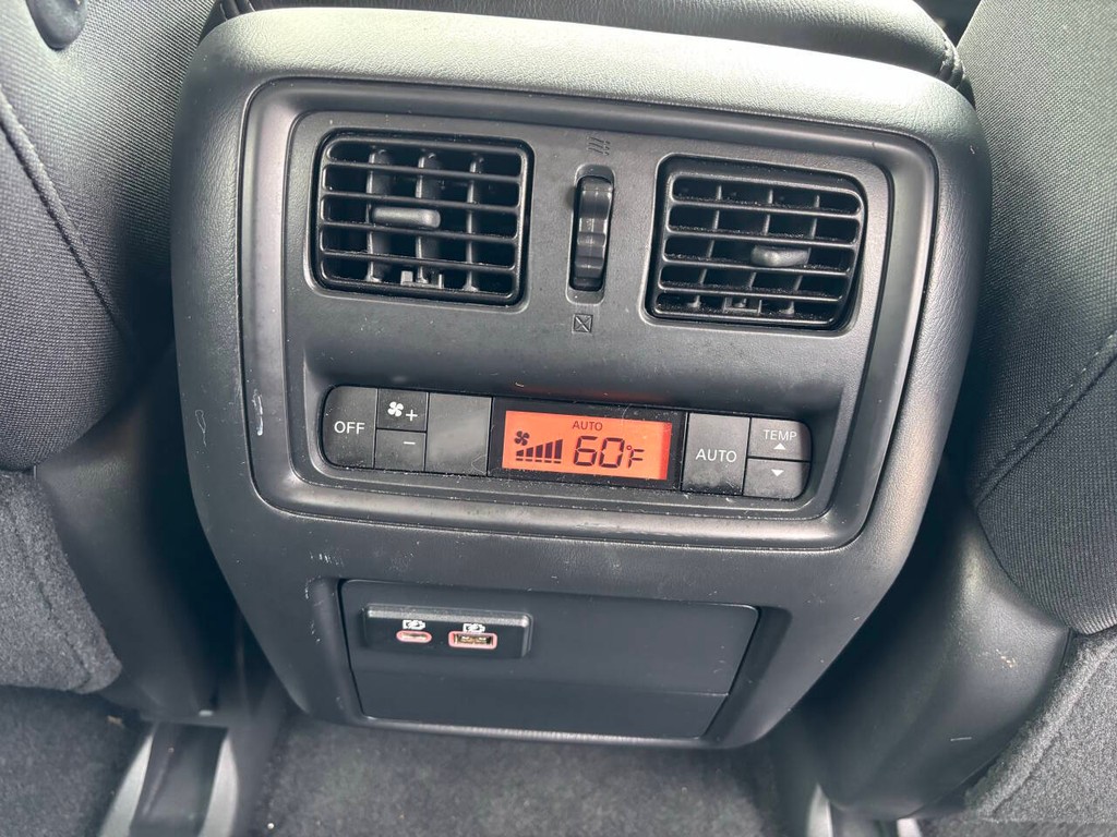 Nissan Pathfinder Vehicle Full-screen Gallery Image 20