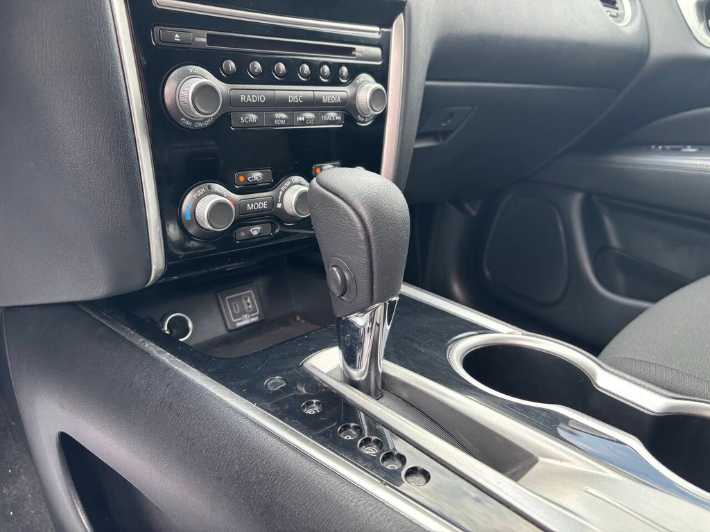 Nissan Pathfinder Vehicle Full-screen Gallery Image 25