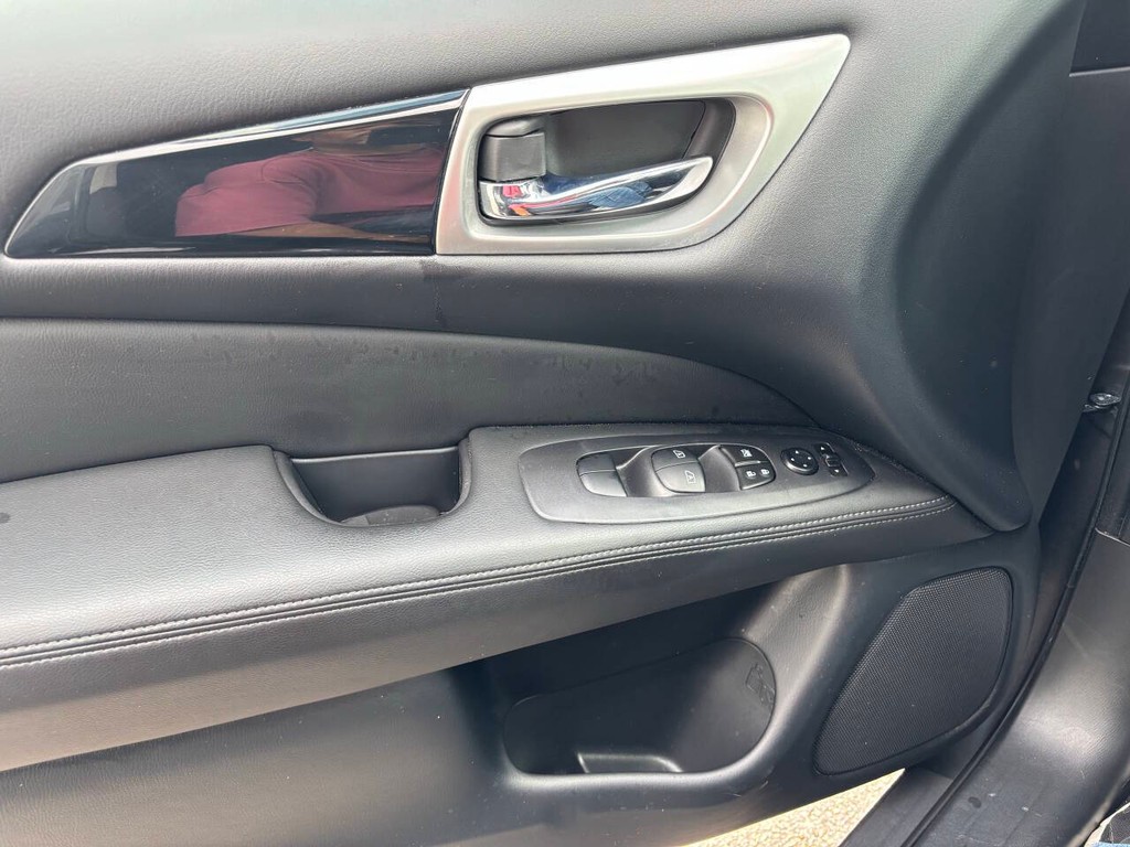 Nissan Pathfinder Vehicle Full-screen Gallery Image 28