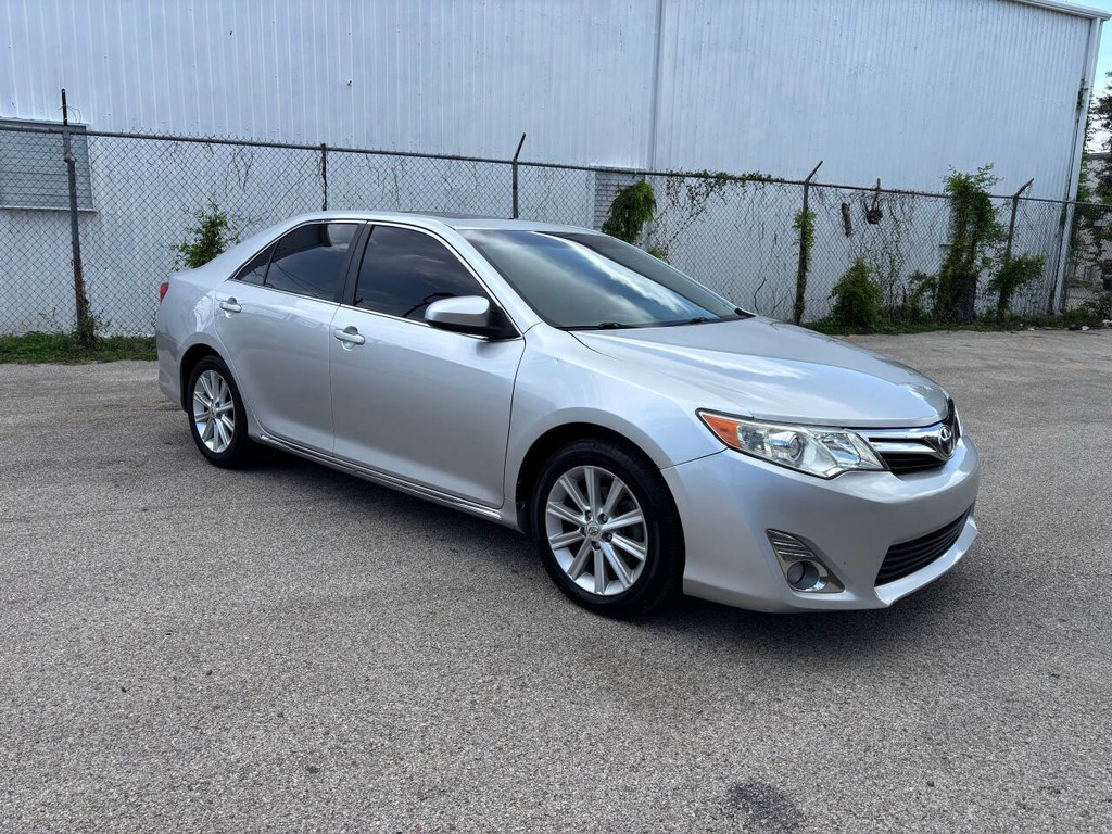 Toyota Camry Vehicle Full-screen Gallery Image 02