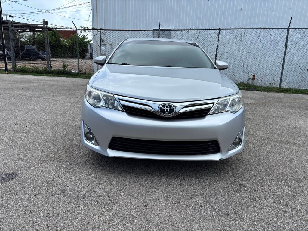 Toyota Camry Vehicle Full-screen Gallery Image 03
