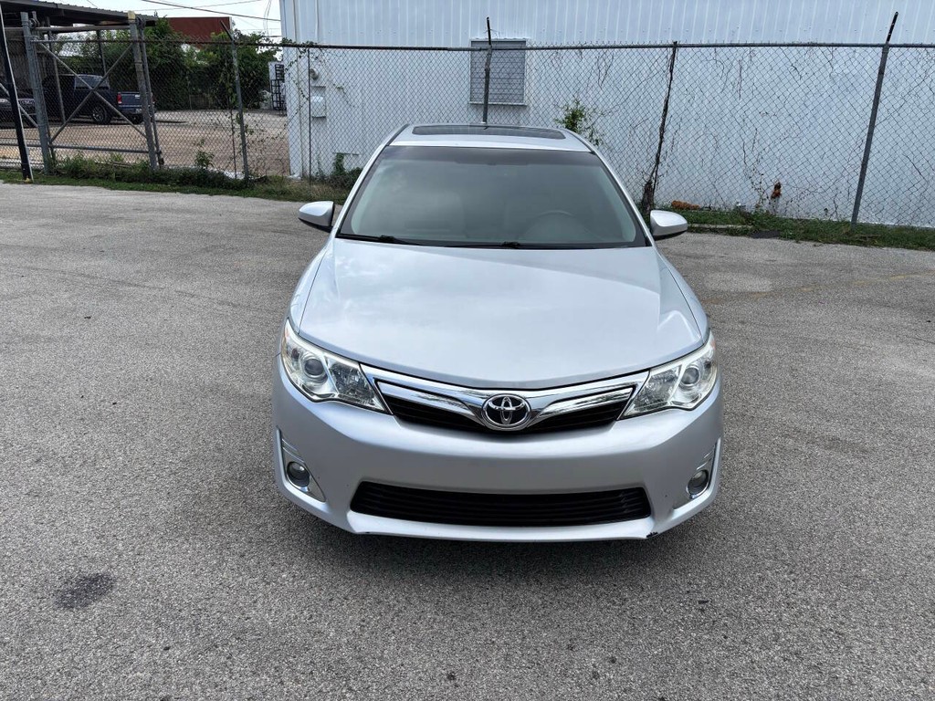 Toyota Camry Vehicle Full-screen Gallery Image 04