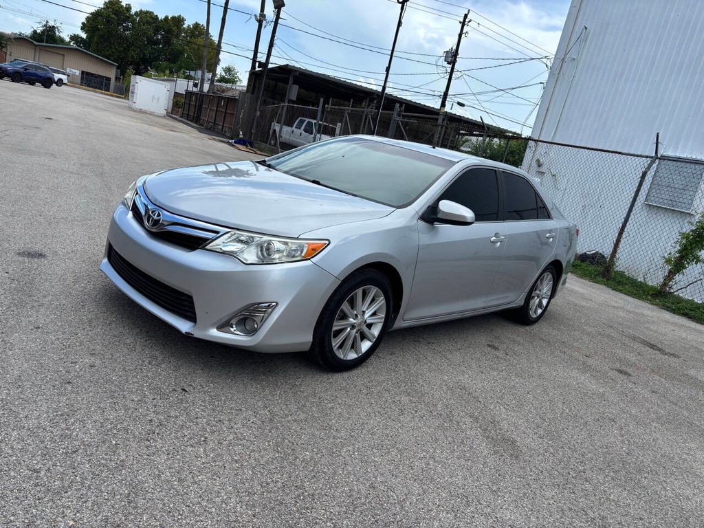 Toyota Camry Vehicle Full-screen Gallery Image 05