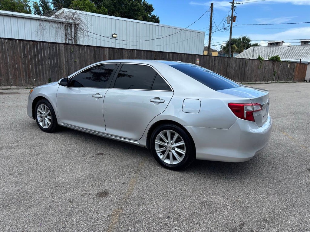 Toyota Camry Vehicle Full-screen Gallery Image 06