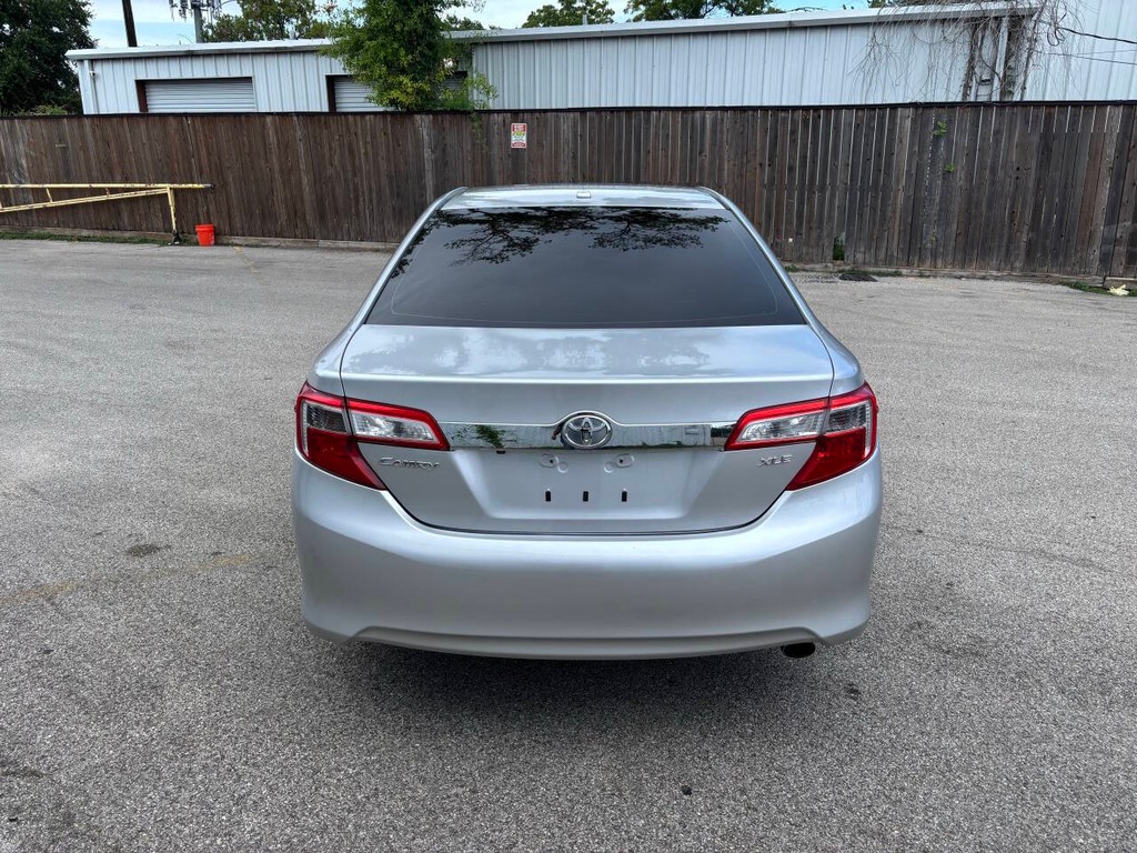 Toyota Camry Vehicle Full-screen Gallery Image 07