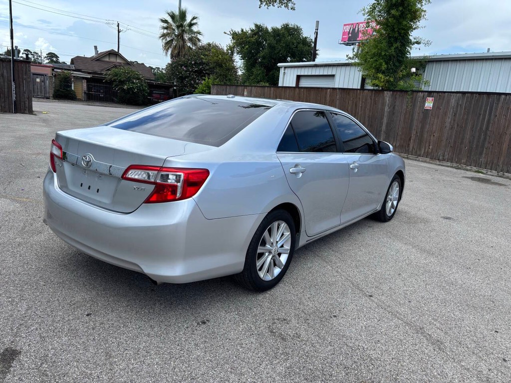 Toyota Camry Vehicle Full-screen Gallery Image 08