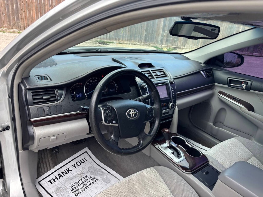 Toyota Camry Vehicle Full-screen Gallery Image 09