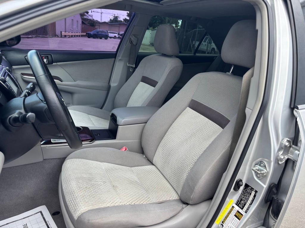 Toyota Camry Vehicle Full-screen Gallery Image 10