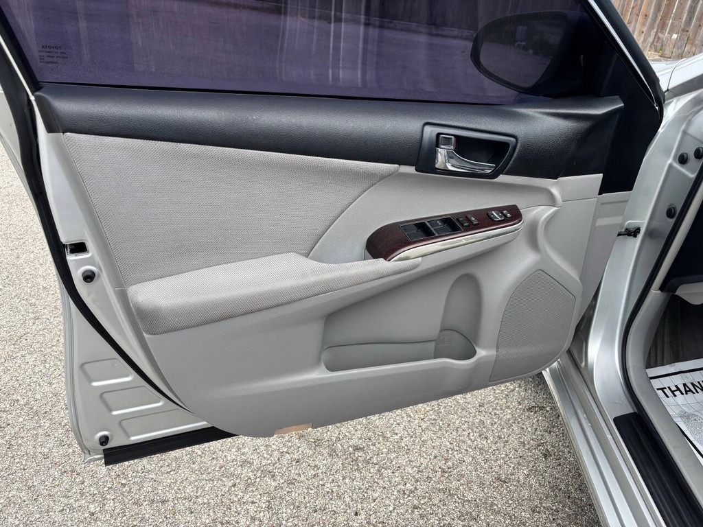 Toyota Camry Vehicle Full-screen Gallery Image 11
