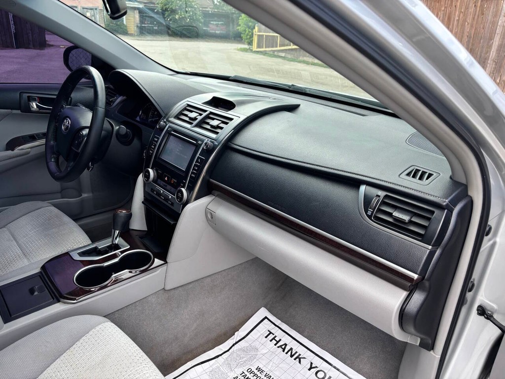 Toyota Camry Vehicle Full-screen Gallery Image 12