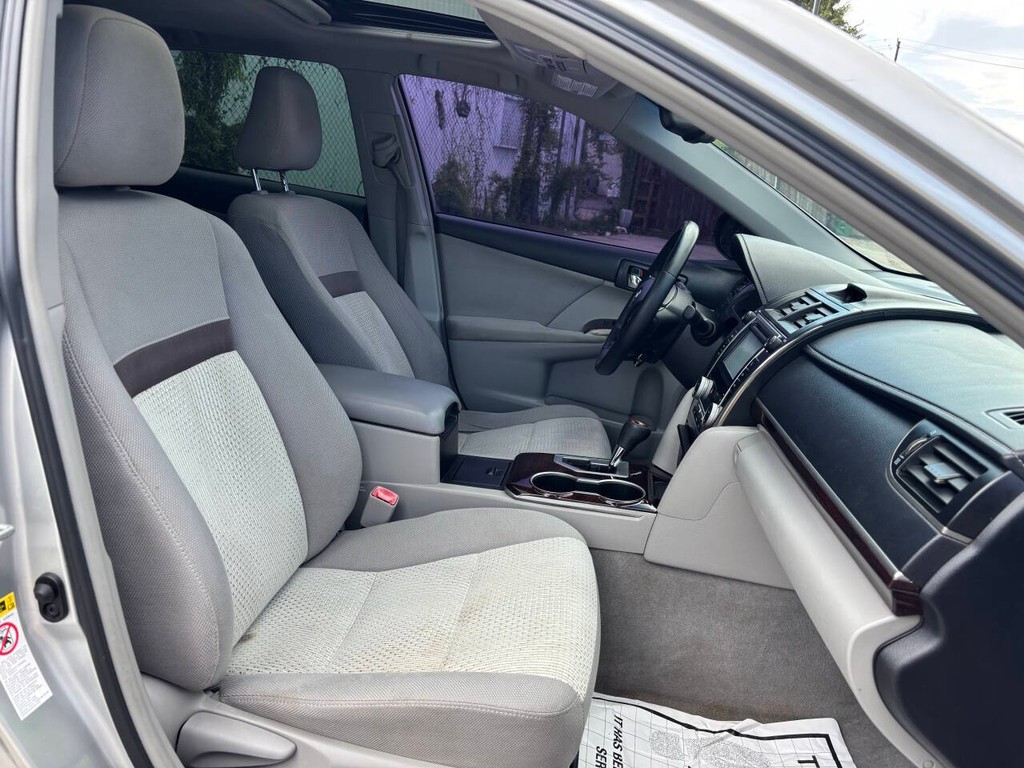 Toyota Camry Vehicle Full-screen Gallery Image 13