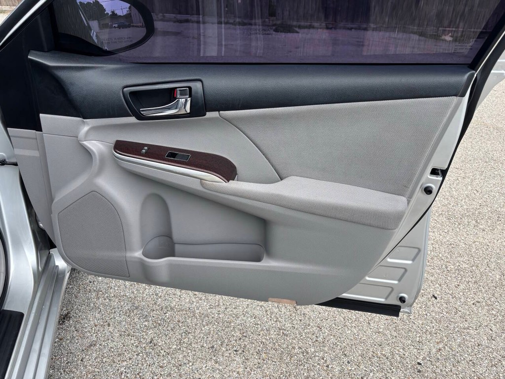 Toyota Camry Vehicle Full-screen Gallery Image 14