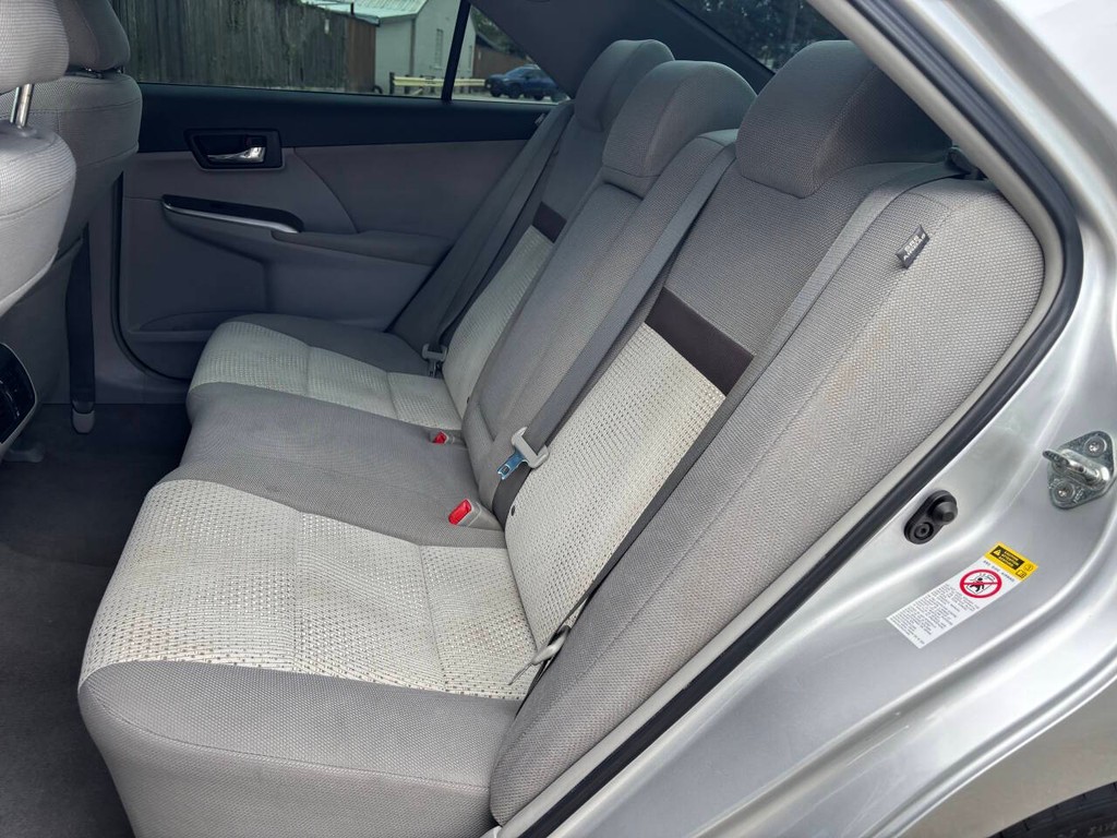 Toyota Camry Vehicle Full-screen Gallery Image 15