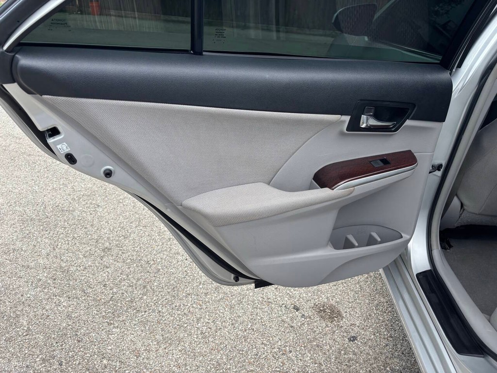 Toyota Camry Vehicle Full-screen Gallery Image 16