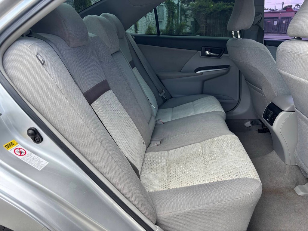Toyota Camry Vehicle Full-screen Gallery Image 17