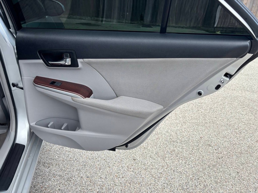 Toyota Camry Vehicle Full-screen Gallery Image 18