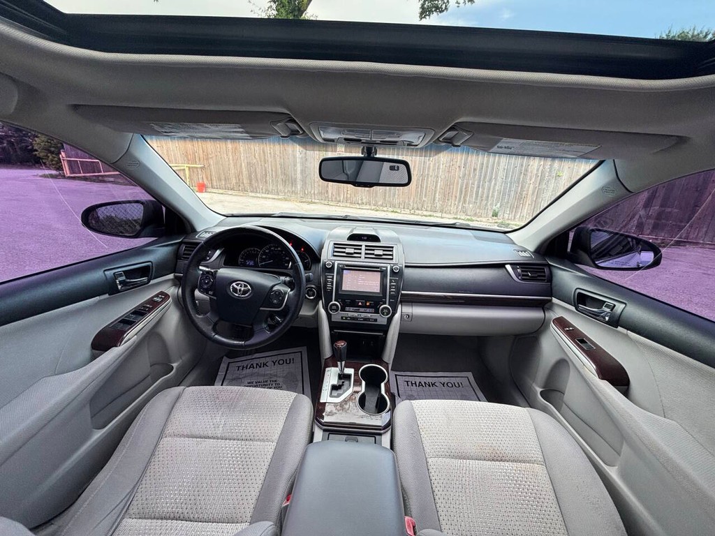 Toyota Camry Vehicle Full-screen Gallery Image 19