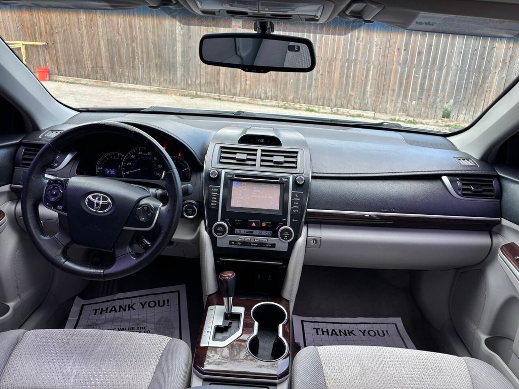 Toyota Camry Vehicle Full-screen Gallery Image 20
