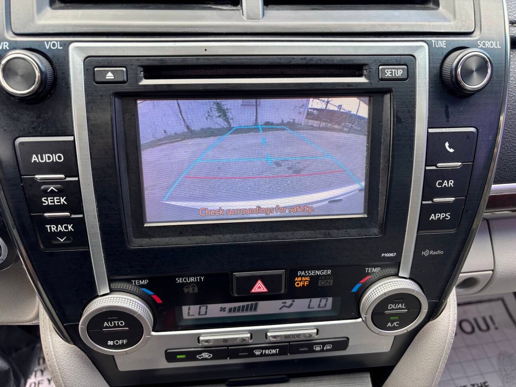 Toyota Camry Vehicle Full-screen Gallery Image 22