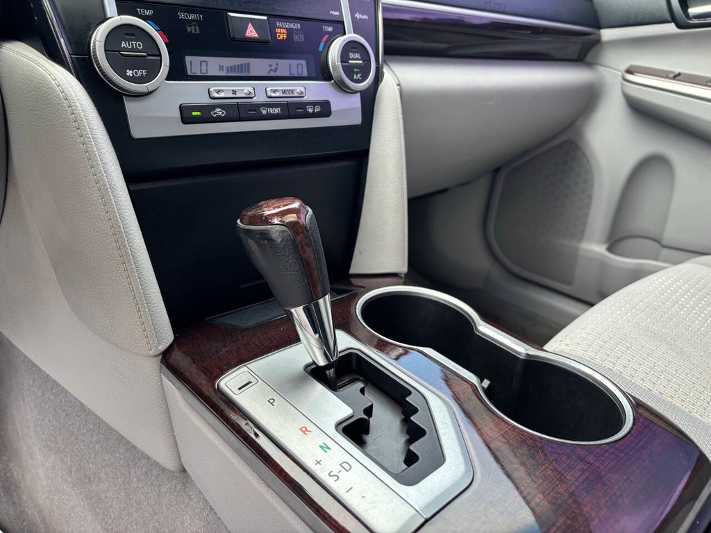 Toyota Camry Vehicle Full-screen Gallery Image 23