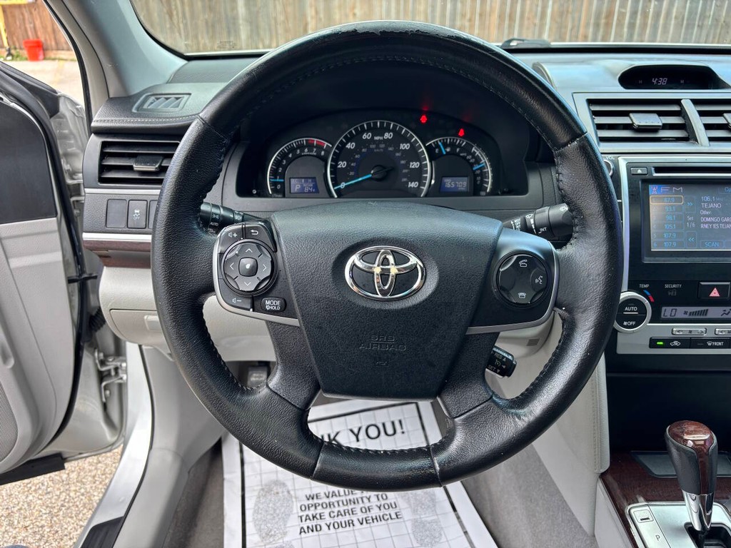Toyota Camry Vehicle Full-screen Gallery Image 24