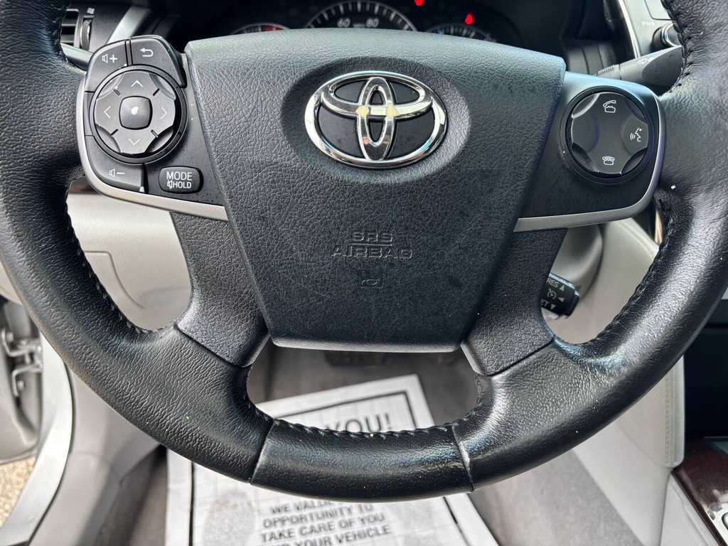 Toyota Camry Vehicle Full-screen Gallery Image 25