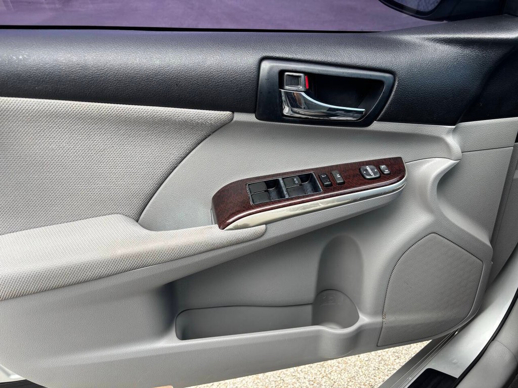 Toyota Camry Vehicle Full-screen Gallery Image 26