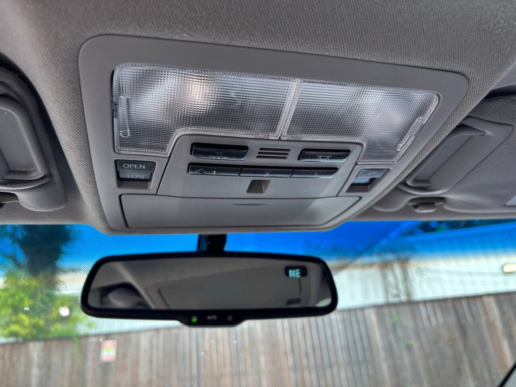 Toyota Camry Vehicle Full-screen Gallery Image 27
