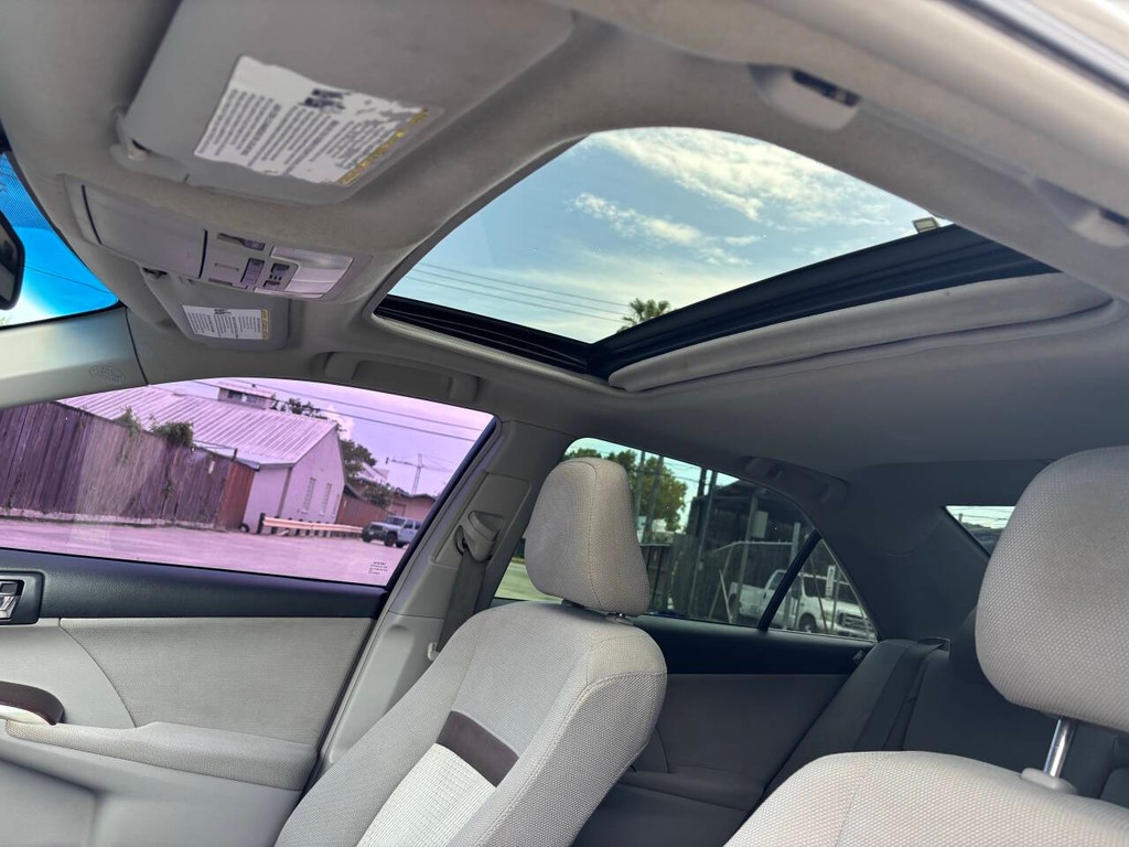Toyota Camry Vehicle Full-screen Gallery Image 28
