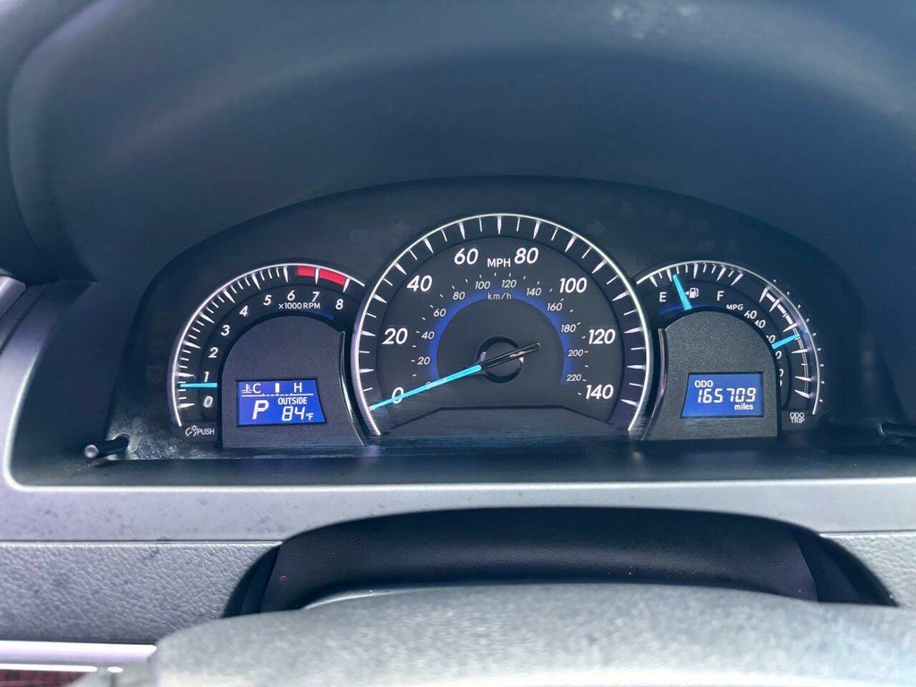 Toyota Camry Vehicle Full-screen Gallery Image 29