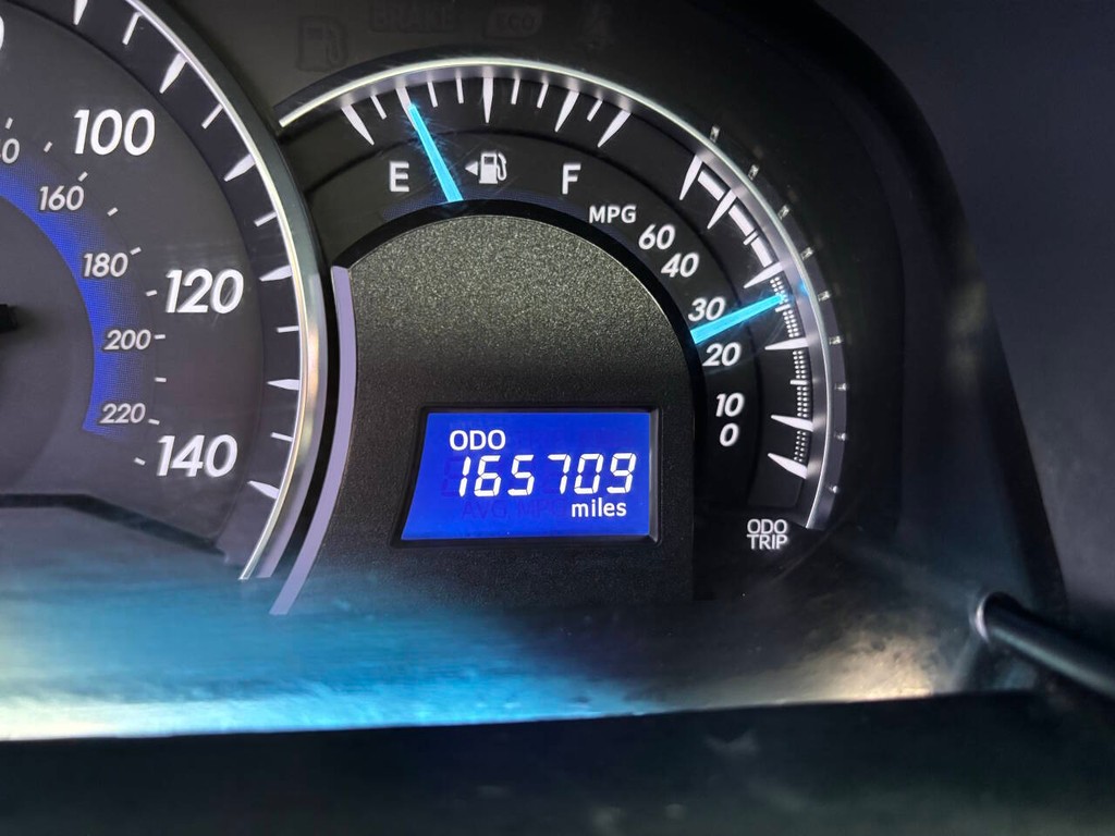 Toyota Camry Vehicle Full-screen Gallery Image 30