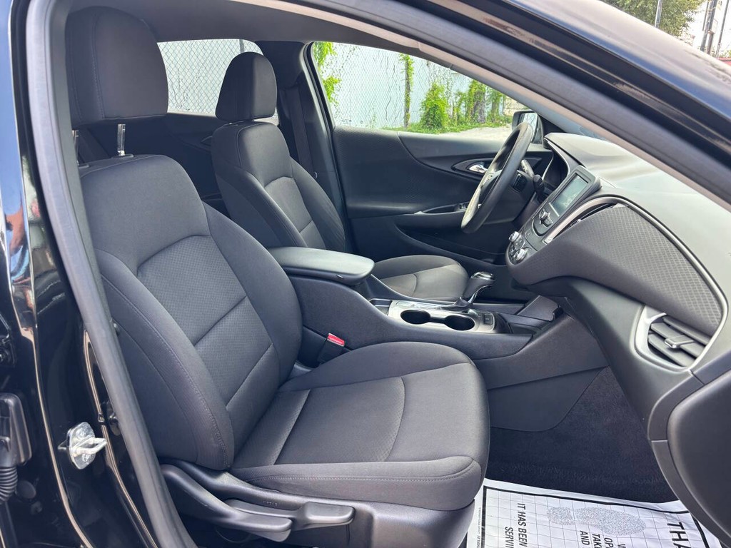 Chevrolet Malibu Vehicle Full-screen Gallery Image 12