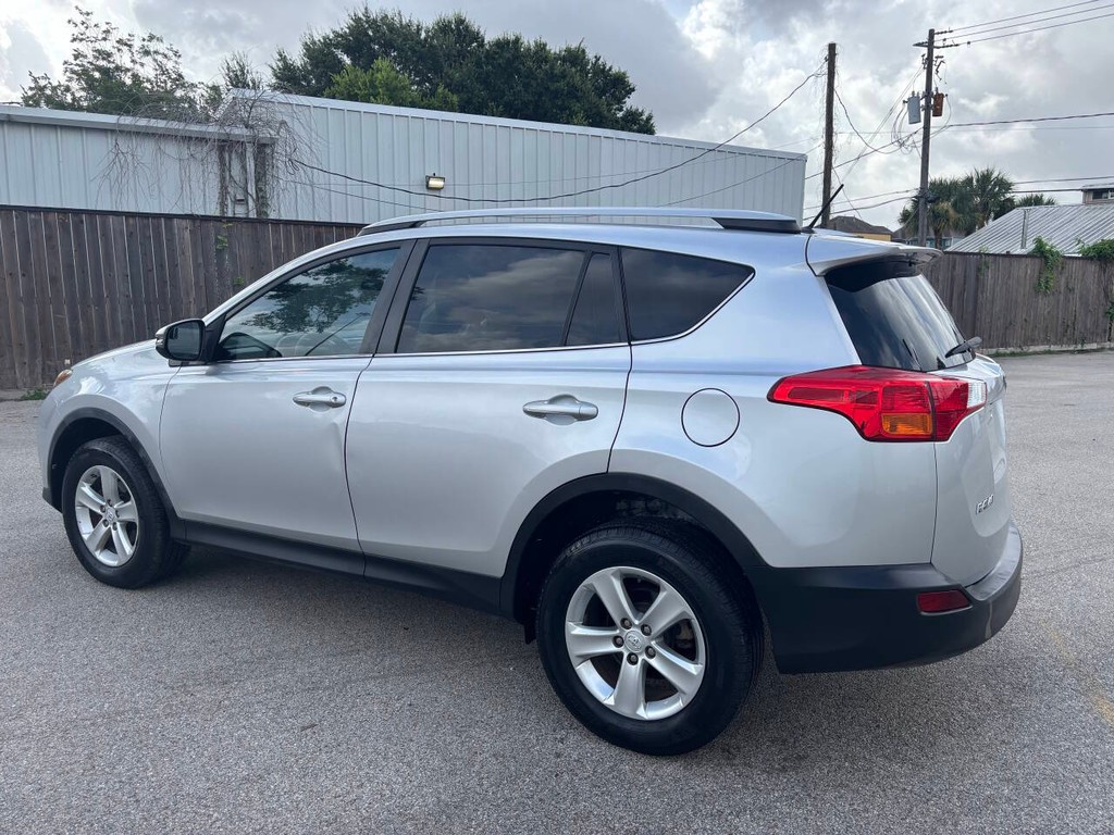 Toyota RAV4 Vehicle Full-screen Gallery Image 05